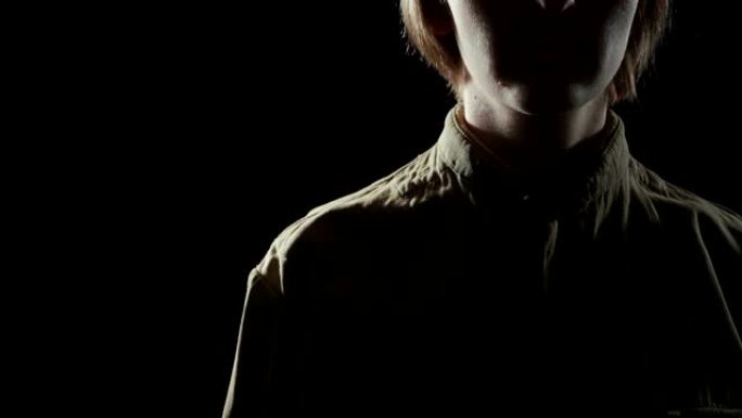 一个穿着苏联制服的年轻女子在阴影里的视频