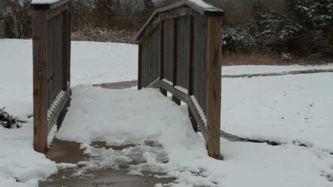 湖边积雪覆盖地面的木桥