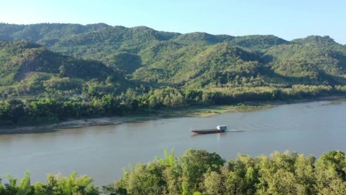 湄公河老挝无人机飞往老挝船巡航湄公河。
