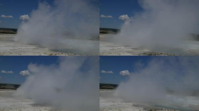 黄石国家公园下盆地间歇泉Clepsydra间歇泉喷出蒸汽和滚烫的热水。
