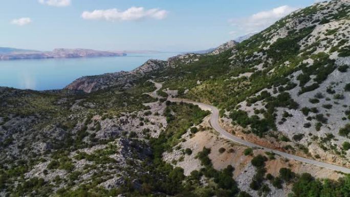 地中海岛屿蜿蜒道路上的鸟瞰图
