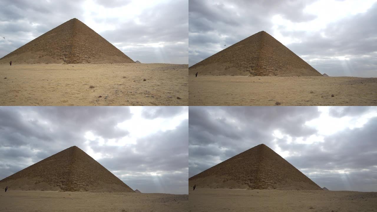 埃及吉萨标志性的红色金字塔地标