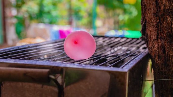 热腾腾的烧烤炉上放有水气球的烟雾。