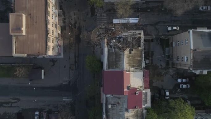 乌克兰敖德萨，04.09.2020破坏市中心的旧建筑。密集发展的问题。人们失去了家园。鸟瞰城市。这些