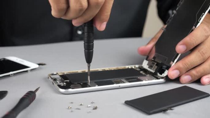 维修损坏的智能手机的技术人员或工程师