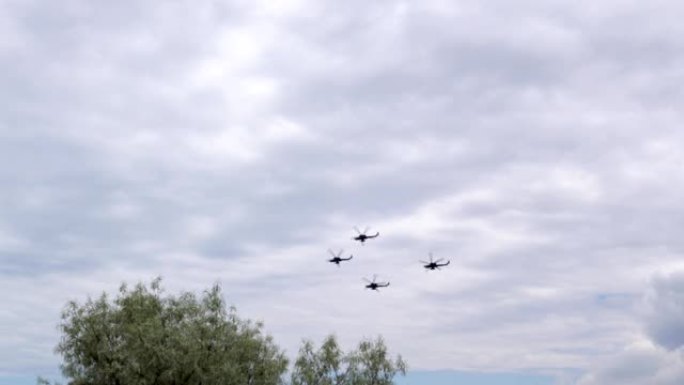 四架军用直升机一起在空中飞行
