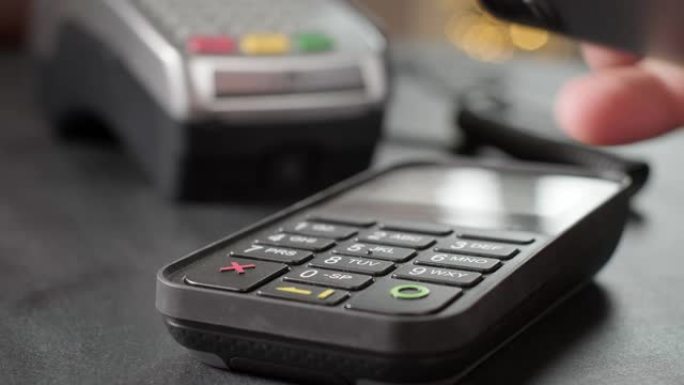 NFC技术。用户通过手机进行非接触式支付。推出智能手机到无现金支付的pos终端或信用卡机。无线支付n