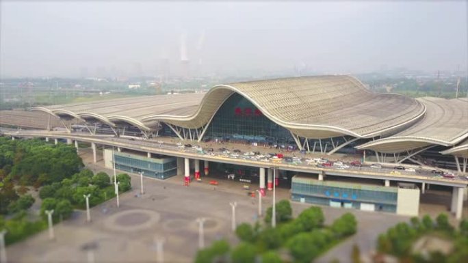 晴天武汉市著名火车站前空中全景4k倾斜换挡中国