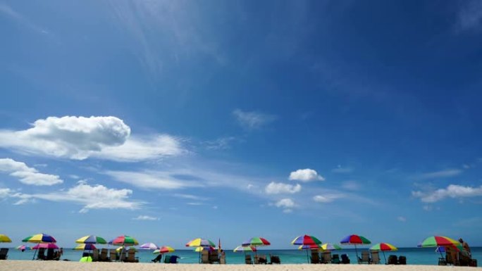 时光流逝与蓝天和深蓝色大海的假期与各种颜色的沙滩伞