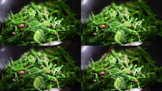 用平底锅烹饪绿色佛手瓜。