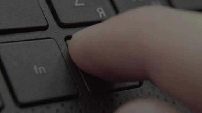 手指按下键盘上的Windows按钮