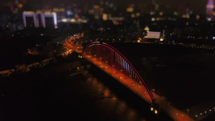 夜间照明武汉市著名交通桥梁顶部空中全景4k倾斜移位中国