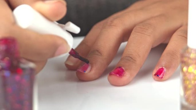 美丽的亚洲女人自己美容指甲，用小剪刀剪，修指甲和绘画，新型冠状病毒肺炎涂抹时在家用丙酮清洁油漆。