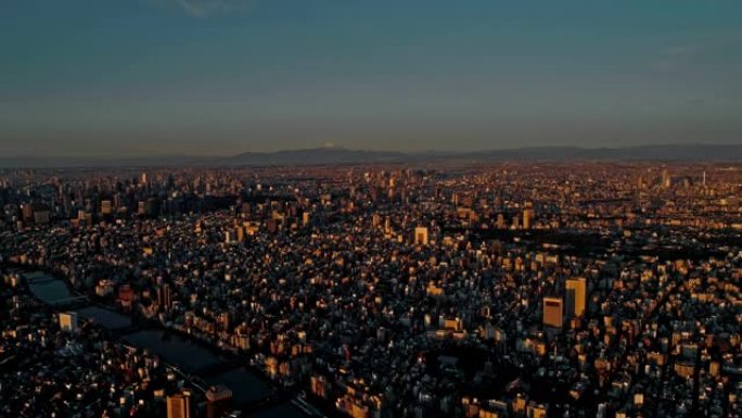 日本东京的墨田河畔景观，东京晴空塔和浅草区