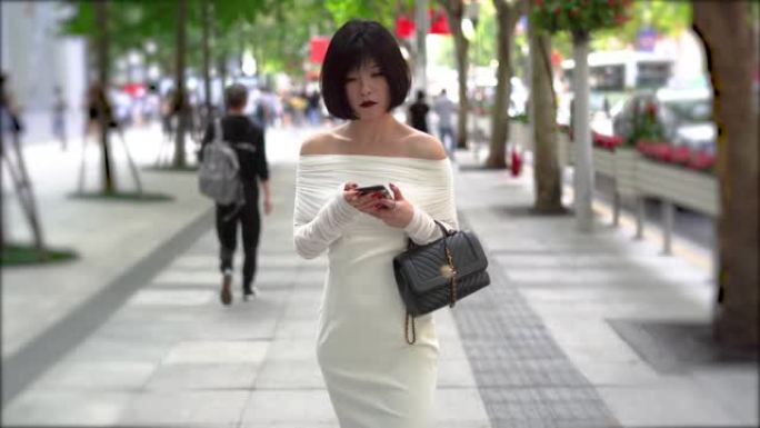 现代亚洲女性在智能手机上行走。