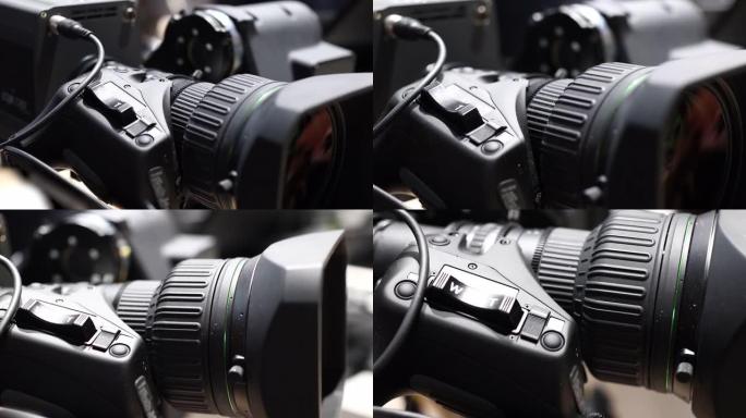 在媒体制作事件期间，相机聚焦环和变焦控制聚焦