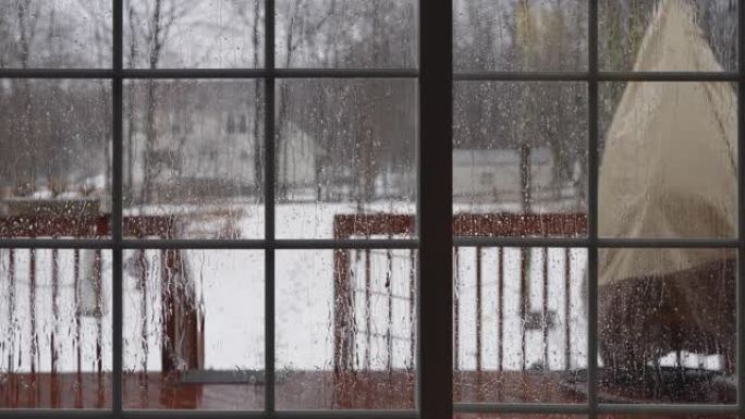 雨滴在玻璃推拉门上，进入后院。