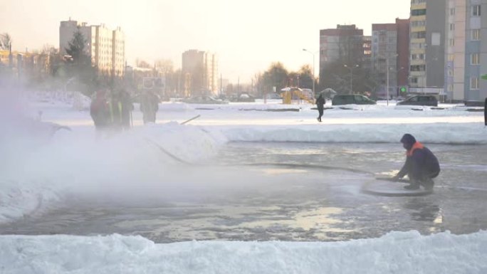 社区服务人员在冬天阳光明媚的白天倒水做溜冰场。慢动作