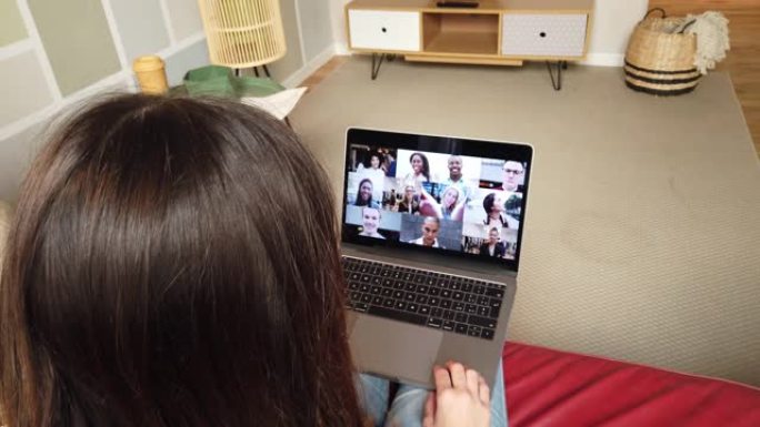 女人在家与同事进行工作视频通话