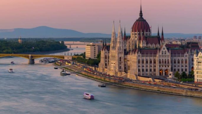 布达佩斯城市的天际线与匈牙利议会和链桥在多瑙河，日日夜夜的时间流逝，布达佩斯，匈牙利