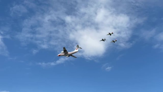 2020年5月7日-白俄罗斯，明斯克-军用飞机在天空中飞行，在冠状病毒大流行期间排练5月9日胜利日游