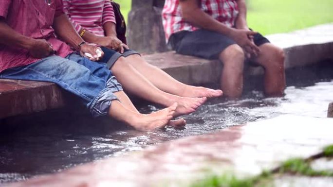 人们高兴地把脚放在热水里。
