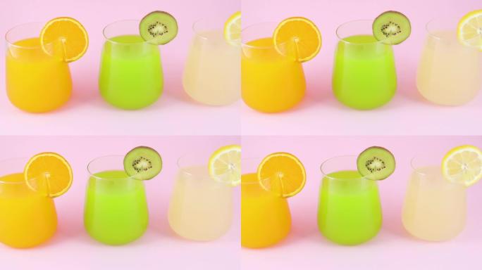三杯各种果汁。装有橙子，柠檬和猕猴桃汁的水杯