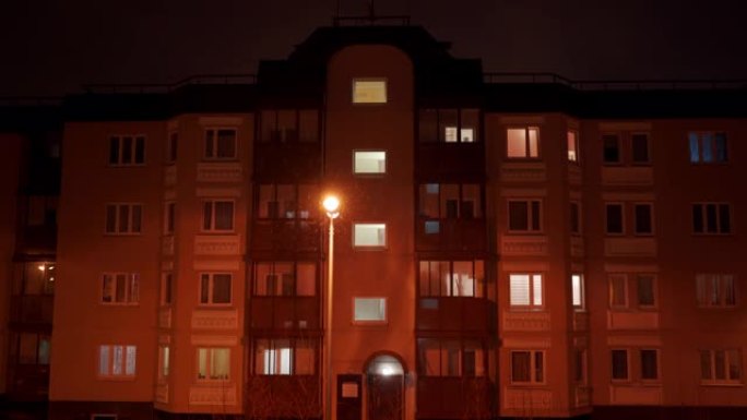 冬季黄昏时住宅公寓楼的窗户