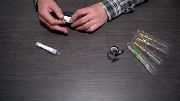 检查血糖水平的高级男子