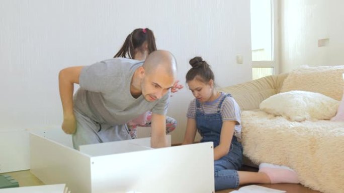 两个十几岁的姐妹帮助他们的父亲为孩子们的房间整理了一个新的架子。