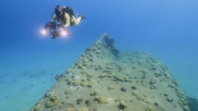 库拉索岛周围加勒比海珊瑚礁的潜水员和沉船 “黑沙残骸”