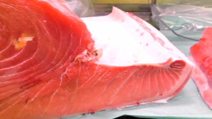 日本东京玻璃容器上的鲑鱼新鲜切块