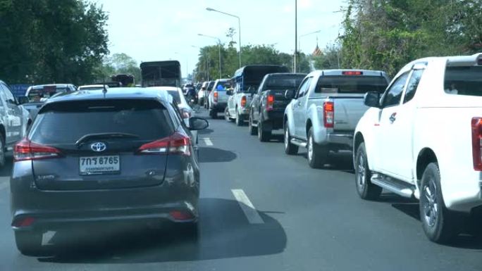 道路上的交通交通拥堵堵车车辆缓慢行驶