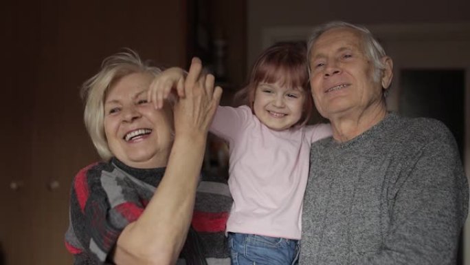 微笑的家庭祖父，祖母和孙女在家里