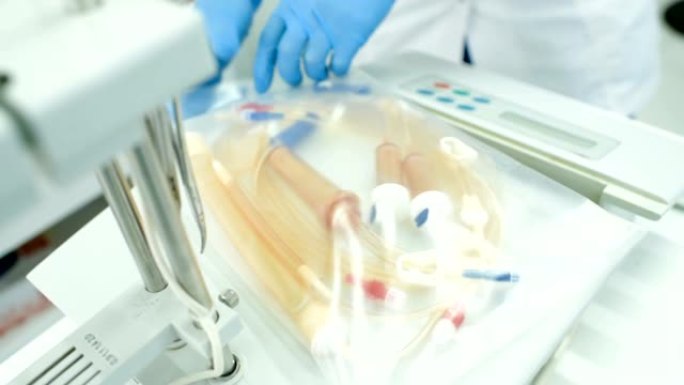 医生准备用于血浆置换的设备或设备