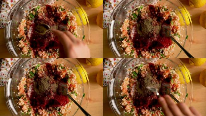 如何制作自制的土耳其传统菜肴用橄榄油填充葡萄叶-添加黑胡椒粉