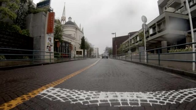 驾驶通过雨天道路/后视图