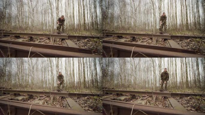 高加索工人swithes秋季森林铁路轨道的箭头机制