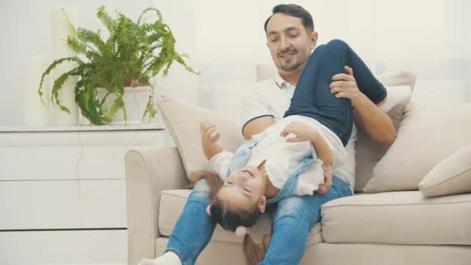 4k视频，父亲抱着女儿玩。
