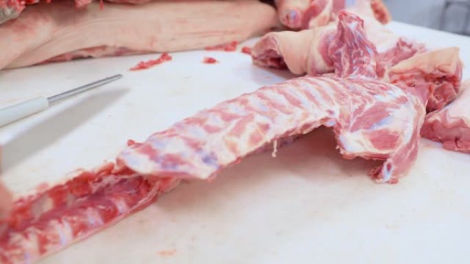 屠夫在切肉店肉品加工厂切猪肉