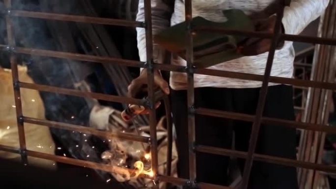孟加拉国达卡-2020年5月22日: 焊工架设技术钢。工业用钢焊机在工厂技术。