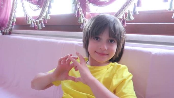 土耳其可爱男孩在家摆姿势