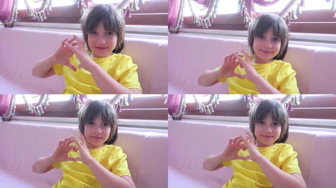 土耳其可爱男孩在家摆姿势