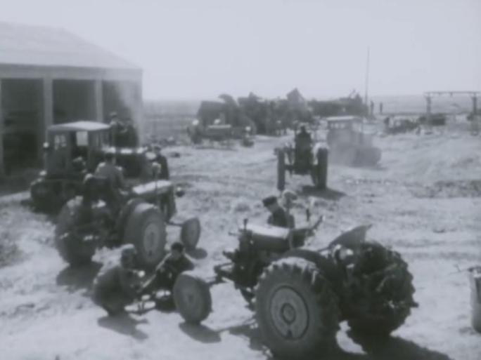 60年代 拖拉机耕地