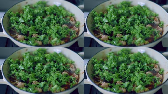 烹饪花椰菜黑豆和羽衣甘蓝炖菜