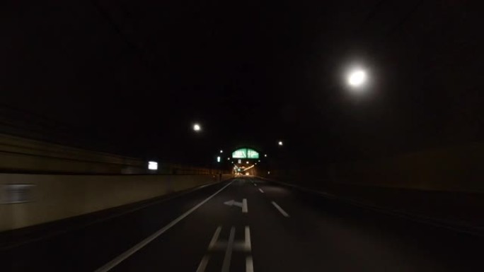 高速公路隧道中的POV汽车行驶/延时