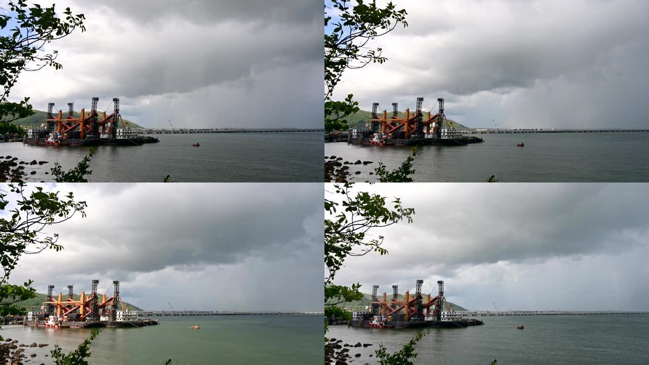 时间流逝。暴风雨和海上油轮公园