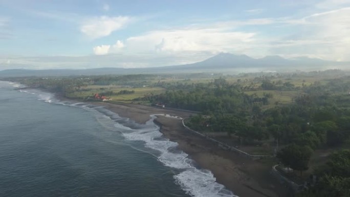 早晨时间Kedungu海滩的空中视图。