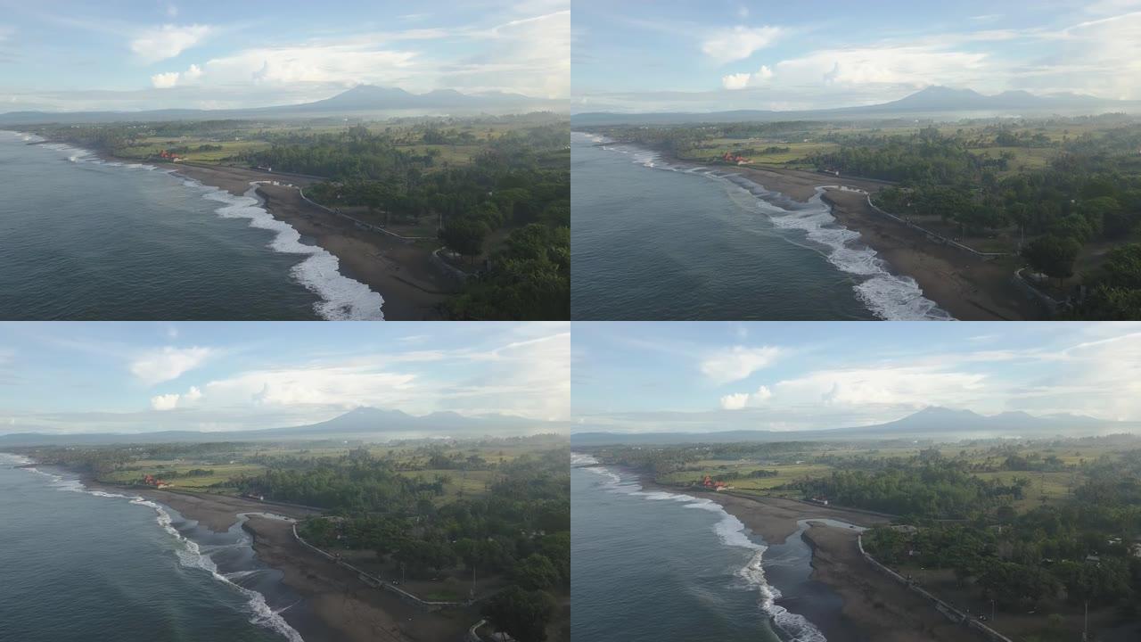 早晨时间Kedungu海滩的空中视图。