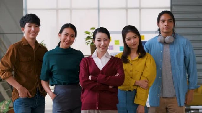 亚洲ux开发人员和ui设计师的肖像在现代办公室交叉并充满信心地微笑。创意数字开发机构